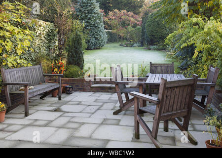 Patio et jardin dans la banlieue de UK en automne Banque D'Images