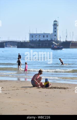 South Bay Beach. Scarborough, North Yorkshire, Royaume-Uni, 26th août 2019, Météo : chaud et ensoleillé août jour férié lundi matin. Les familles affluent sur le front de mer pour s'amuser au soleil dans cette ville traditionnelle de bord de mer anglais sur la côte nord-est. Banque D'Images
