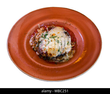 La moussaka, apéritif avec la viande hachée, aubergine, fromage et sauce tomate. Plus isolé sur fond blanc Banque D'Images