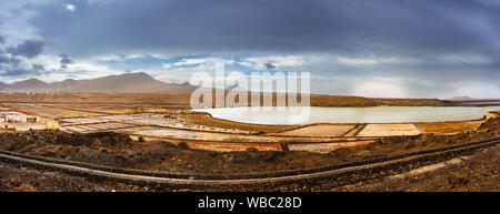 Salinas de Janubio, old salt mine sur Lanzarote, îles Canaries, Espagne. Banque D'Images