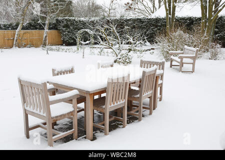 Patio meubles de jardin couvert de neige en hiver, UK Banque D'Images