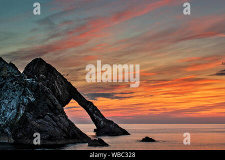 PORTKNOCKIE ROCK FIDDLE BOW MORAY ECOSSE un lever de soleil sur l'ARC avec l'or rose et rouge fin août l'ÉTÉ DES NUAGES Banque D'Images