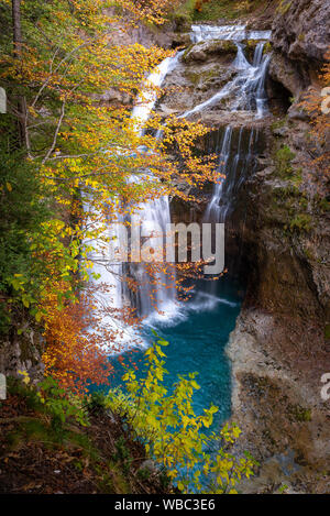 Cascade de la grotte de la Cueva (cascada) dans Ordesa et Monte Perdido National Park, Espagne Banque D'Images