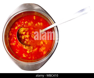 Soupe de pois chiches rouge avec le poivre et à la Madriléne, plat de la cuisine espagnole. Plus isolé sur fond blanc Banque D'Images