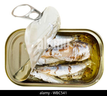 Boîte de conserve ouverte des anchois, sardines à l'huile de la marinade. Plus isolé sur fond blanc Banque D'Images