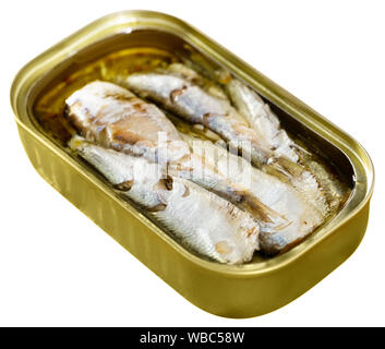 Boîte avec sprats fumé, sardines, libre. Plus isolé sur fond blanc Banque D'Images
