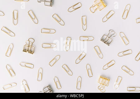 Ensemble de trombones d'argent et d'or sur fond gris clair. Mise à plat. Office de Tourisme et de concept d'entreprise. Banque D'Images