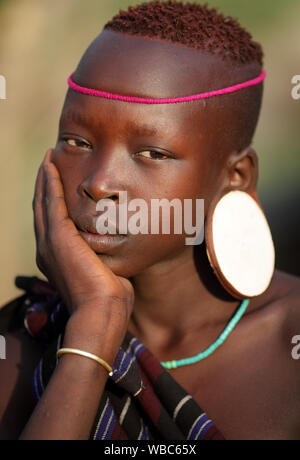 Belle jeune femme Mursi tribal dans le Parc National de Mago, vallée de l'Omo, Ethiopie Banque D'Images