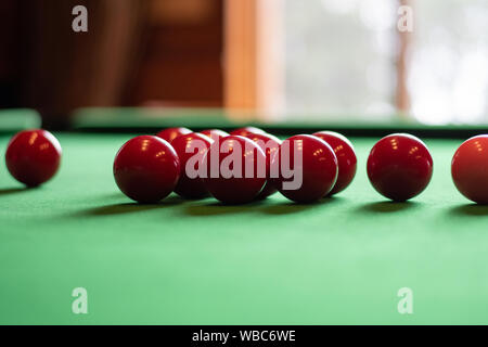 Boules rouges sur une table de billard. Banque D'Images