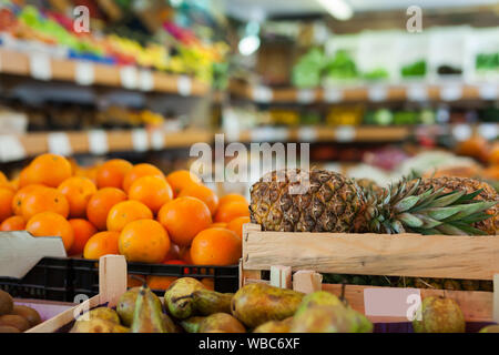 Photo d'ananas frais sur le marché des aliments en vente libre, sans personnage Banque D'Images