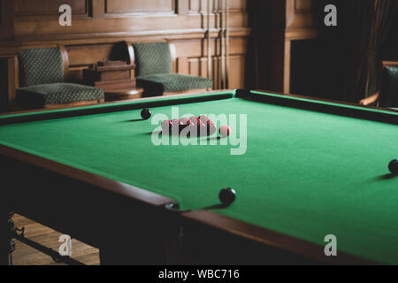 Boules rouges sur une table de billard. Banque D'Images