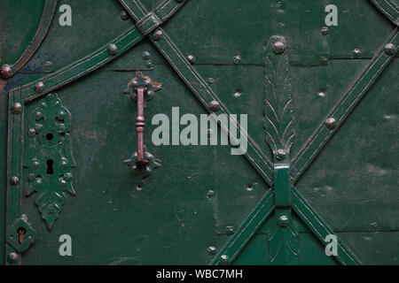 Image complète d'une porte d'entrée fer vert historique avec bouton de porte et serrure dans Salzburg City Banque D'Images