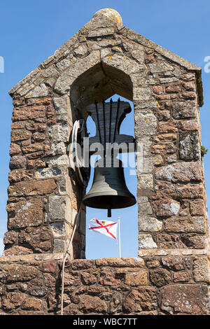 Le clocher et Jersey drapeau au-dessus de château Mont Orgueil, Gorey, Jersey Banque D'Images