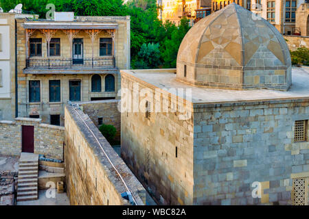 Mélange d'architecture traditionnelle en azéri Icheri Sheher, Baku, Azerbaïdjan Banque D'Images