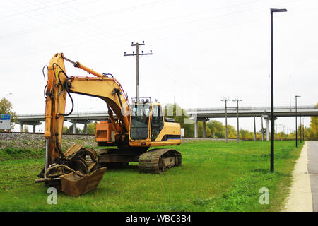 Comité permanent de l'excavateur sur le côté d'une route Banque D'Images