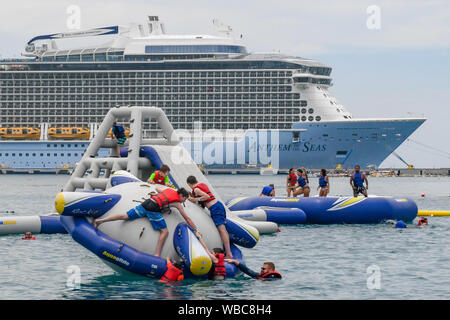 Navire de croisière des Caraïbes Royal Caribbean - Hymne National de la mer à port en Haïti - The cruise ship port - ocean water park - locations de bateau de croisière Banque D'Images