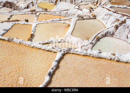 Terrasses de sel appelé "alineras de Maras' dans la région de Cusco, Pérou Banque D'Images