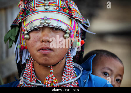 Femme Akha à la cérémonie du nouvel an près de Phongsaly, Laos Banque D'Images