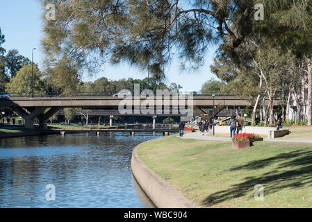 Les gens marchent le long de l'Estran Réserver à côté de la Parramatta River vers le pont construit 1975 Barry Wilde à Parramatta, Sydney Australie Banque D'Images