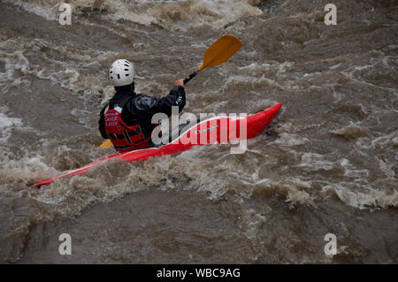 Kayak sur la rivière Noguera Pallaresa, Catalunya, Espagne Banque D'Images