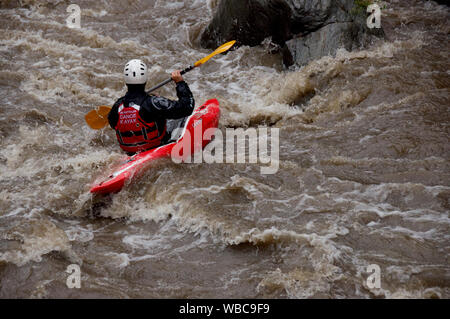 Kayak sur la rivière Noguera Pallaresa, Catalunya, Espagne Banque D'Images