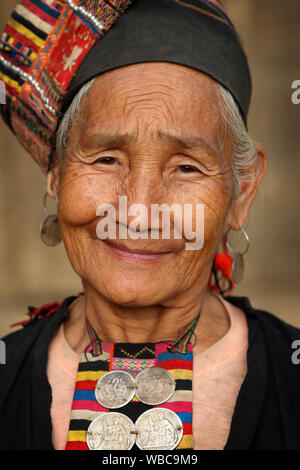 Femme Akha à la cérémonie du nouvel an près de Phongsaly, Laos Banque D'Images