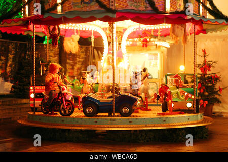 Brême, Allemagne. 18 décembre 2011 : nuit à Brême Marché de Noël avec des lumières de Noël et un enfant sur un manège Banque D'Images