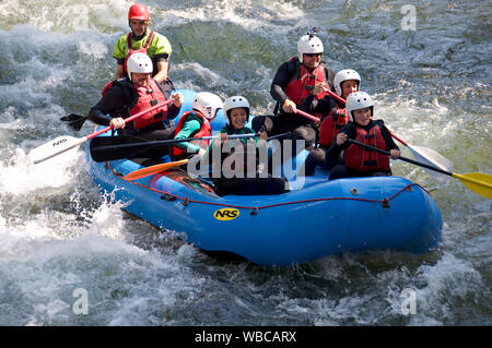 Les touristes essayer le rafting sur la Noguera Pallaresa Banque D'Images