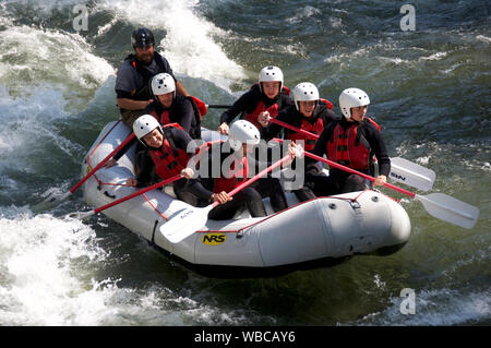 Les touristes essayer le rafting sur la Noguera Pallaresa Banque D'Images