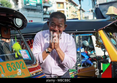 Bangkok, Thaïlande - 10.30.2015 - portrait of smiling et inclinant tuk tuk tuk tuks conducteur entre Banque D'Images