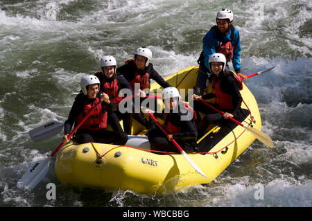 Les touristes essayer le rafting sur la Noguera Pallaresa Banque D'Images