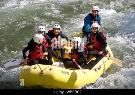 Les touristes essayer le rafting sur la Noguera Pallaresa Banque D'Images