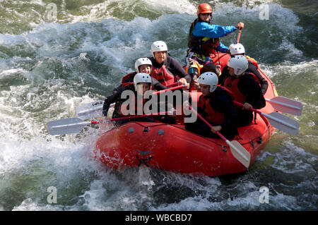 Les touristes essayer le rafting sur la Noguera Pallaresa Banque D'Images