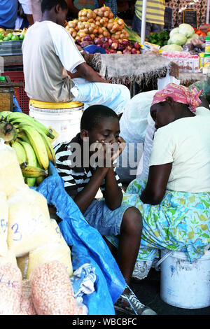 Cayenne, Guyane Française - 9.10.2010 - ventes au marché des fermiers de week-end Banque D'Images