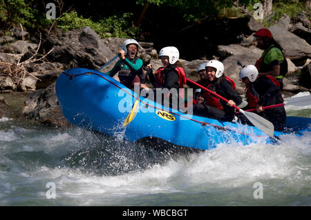 Les touristes essayer le rafting sur la Noguera Pallaresa Banque D'Images