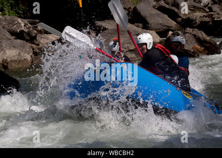 Les touristes essayer le rafting sur la Noguera Pallaresa Banque D'Images