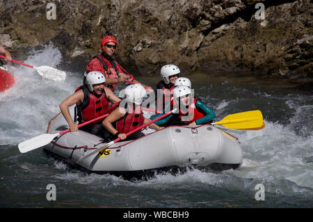 Les touristes essayer le rafting sur la Noguera Pallaresa Banque D'Images