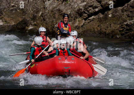 Les touristes essayer le rafting sur la Noguera Pallaresa Banque D'Images