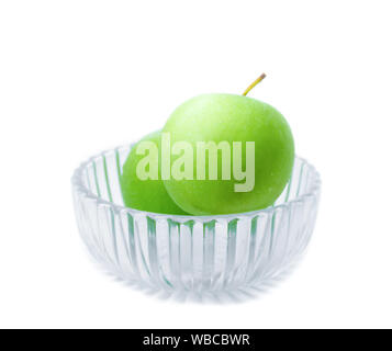 Deux Green apple en bol en verre sur fond blanc avec goutte d'eau, les fruits nourrissent le corps santé Banque D'Images