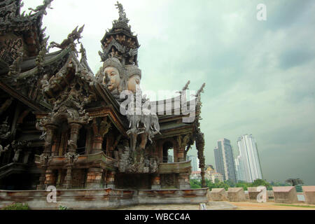 Sanctuaire de la Vérité à Pattaya, Thaïlande. tous les bois-construction rempli de sculptures en bois traditionnelles fondées sur des motifs bouddhiste et hindoue et mythes. Banque D'Images