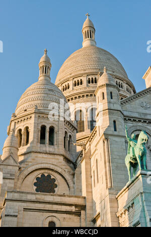 Coucher du soleil sur le Sacré-Coeur (Sacré-Cœur du Christ) Église catholique romaine. Montmartre, Paris, France Banque D'Images