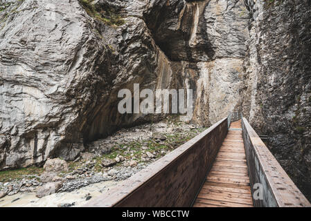Passerelle en bois dans la gorge des glaciers, Grindelwald, Oberland Bernois, Suisse, Europe Banque D'Images