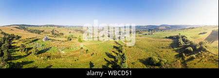 Paysage panoramique. Drone aérien vue de Matkiv village de Carpates, l'Ukraine. Banque D'Images