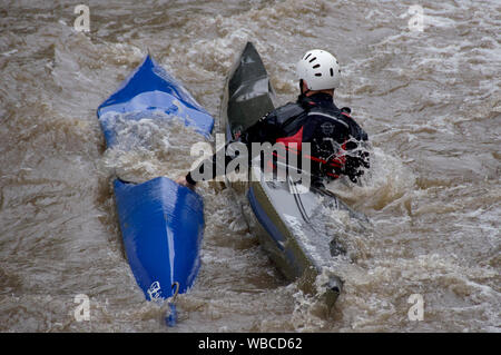 Kayak sur la rivière Noguera Pallaresa, Catalunya, Espagne Banque D'Images