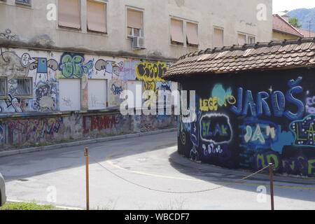Retour Street près de Slomskov Slomskov (Trg Squere) réservé aux enfants de graffitis à Celje. La Slovénie Banque D'Images