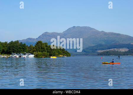 Luss, ARGYLL & BUTE, Ecosse, août, 25, 2019 : Des centaines de personnes se rendent dans un petit village pittoresque sur la rive ouest du Loch Lomond pour bronzer et Banque D'Images