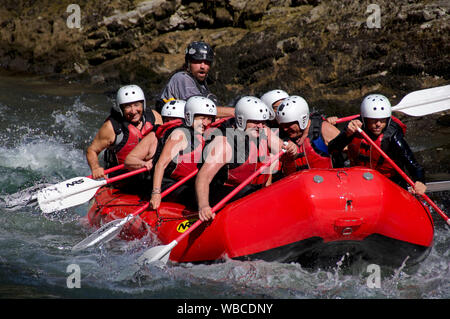 Les touristes essayer le rafting sur la Noguera Pallaresa Banque D'Images