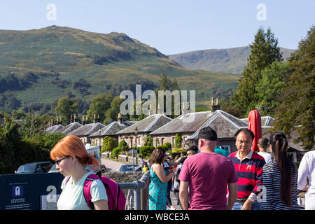 Luss, ARGYLL & BUTE, Ecosse, août, 25, 2019 : Des centaines de personnes se rendent dans un petit village pittoresque sur la rive ouest du Loch Lomond pour bronzer et Banque D'Images