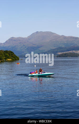 Luss, ARGYLL & BUTE, Ecosse, août, 25, 2019 : Des centaines de personnes se rendent dans un petit village pittoresque sur la rive ouest du Loch Lomond pour bronzer et Banque D'Images