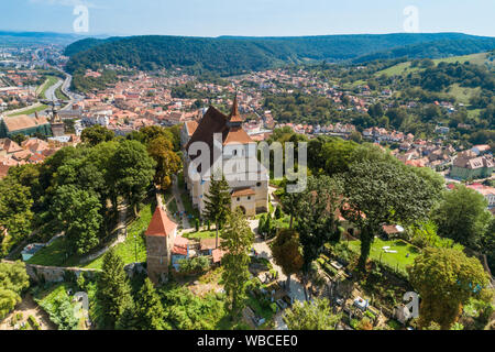 Vue d'été de l'antenne de l'Église sur la colline de la citadelle de Sighisoara, Mures, Transylvanie, Roumanie Banque D'Images